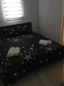 斯梅代雷沃的住宿－ViP PRENOCISTE 026，一间卧室配有黑色床,拥有星星