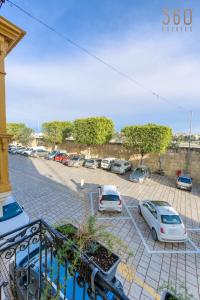 parking z kilkoma samochodami zaparkowanymi na nim w obiekcie Charming home with Stunning City Views in Birgu by 360 Estates w mieście Birgu
