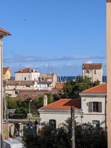 vistas a una ciudad con edificios en una colina en Golfe Juan grand 2 pièces proche plage et Cannes, en Vallauris