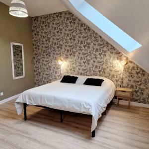 ランにあるLe Colombierの部屋にある大きな白いベッドのある寝室