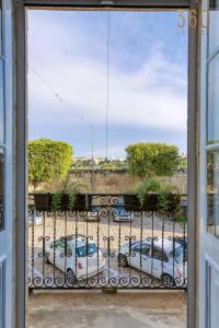 widok z okna parkingu w obiekcie Charming home with Stunning City Views in Birgu by 360 Estates w mieście Birgu