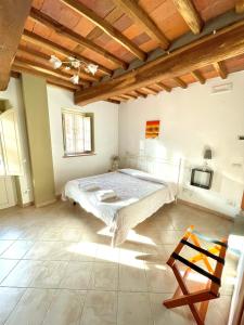 1 dormitorio con 1 cama y TV. en B&B Alloro en Capannori