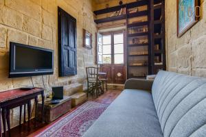 ビルグにあるCharming home with Stunning City Views in Birgu by 360 Estatesのリビングルーム(ソファ、テレビ付)