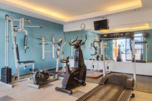 a gym with several exercise equipment in a room at Flat no Iate Plaza Hotel in Fortaleza