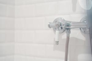 uma cabeça de chuveiro com uma mangueira na casa de banho em Confortable T3, proche Halles em Tours