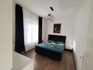 um quarto com uma cama num quarto branco em Casa Barnova em Vişan