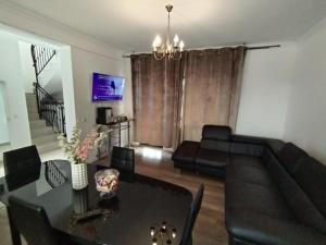 ein Wohnzimmer mit einem Sofa und einem Tisch in der Unterkunft Casa Barnova in Vişan
