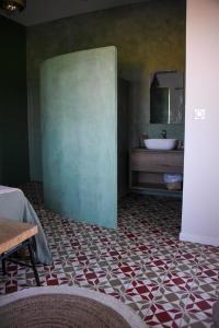 bagno con parete verde e lavandino di Mas Gardane a Pernes-les-Fontaines