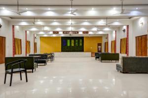 ein großes Zimmer mit Stühlen und einem Wartezimmer in der Unterkunft Hotel Welcome Sri Vip Road Raipur in Phundardih