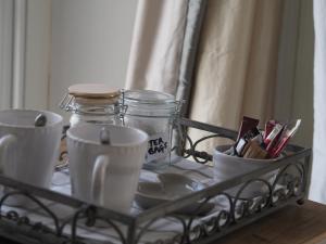 una bandeja con tazas y tazas en una mesa en The Mount en Bideford