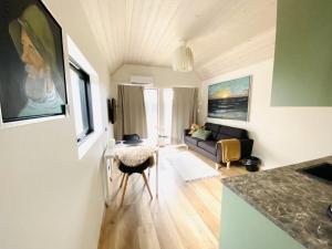 NymindegabにあるEsehytter Luxury Holiday Home near Beachのソファとテーブルのあるリビングルーム