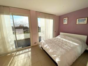 Ein Bett oder Betten in einem Zimmer der Unterkunft L'AZUREA Front de Mer