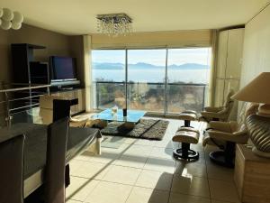 ein Wohnzimmer mit Blick auf das Meer in der Unterkunft L'AZUREA Front de Mer in La Ciotat