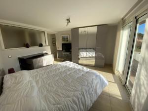 Ein Bett oder Betten in einem Zimmer der Unterkunft L'AZUREA Front de Mer