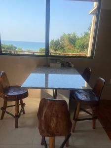 mesa con 2 sillas y ventana grande en House 16 - Kweli and Kael en Chavanine
