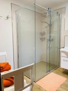 una ducha de cristal en un baño con lavabo en Ferienwohnung „Familie Mehle“, en Wernigerode 8 fotos más