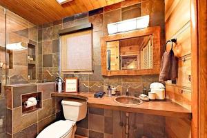 ein Badezimmer mit Toilette und Waschbecken in der Unterkunft 3988 Manzanita Avenue cabin in South Lake Tahoe