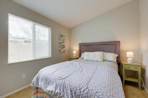 1 dormitorio con 1 cama y una ventana con 2 lámparas en Oak View Home - Close to Beaches and Trails!, en Oak View
