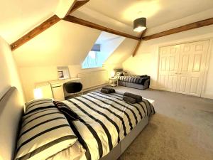 Clifton Spacious 3 Bed Apt & Parking-Simply Check In في بريستول: غرفة نوم بسرير كبير في غرفة