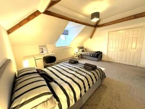 a bedroom with a large bed in a room at Clifton Spacious 3 Bed Apt & Parking-Simply Check In in Bristol