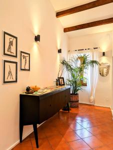 een kamer met een tafel en een potplant bij Panorama Guest House in Alghero