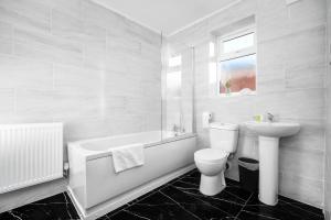 Un baño blanco con lavabo e inodoro. en Modern Apartment - Cradley Heath - Top Rated - Netflix - Wifi - 1MH, en Smethwick