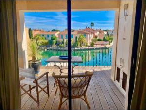 Balkon lub taras w obiekcie Terrasse ensoleillée sur les canaux