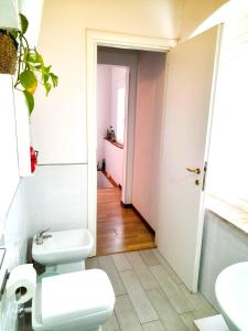 La salle de bains est pourvue de 2 toilettes et d'un lavabo. dans l'établissement Appartamento Palma, à Spello