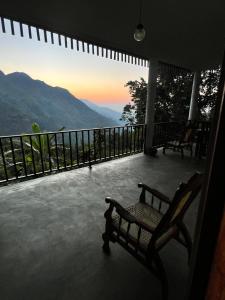 d'un banc sur un balcon avec vue sur les montagnes. dans l'établissement Nature Green Hotels On Rock Home Ella, à Ella