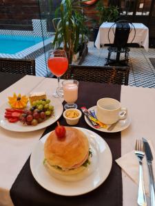 - une table avec deux assiettes de nourriture et de boissons dans l'établissement Hotel Sonetto, à Santiago