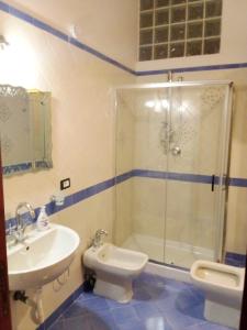 a bathroom with a shower and a toilet and a sink at affittacamere prezioso in Gaeta