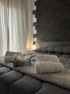een groot bed met witte handdoeken bij B&B Il Sogno in Lamezia Terme