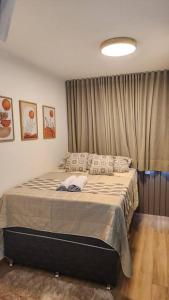 1 dormitorio con 1 cama grande frente a una ventana en Studio Espetacular à Beira Mar na Pituba, en Salvador