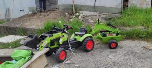 two toy tractors are parked in a yard at Landhof Gschwender in Rettenberg