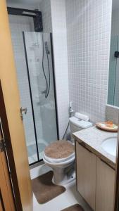 y baño con ducha, aseo y lavamanos. en Studio Espetacular à Beira Mar na Pituba, en Salvador