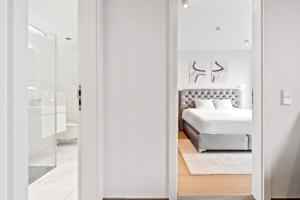 Gulta vai gultas numurā naktsmītnē Gasperich Apt with Pool Gym & View