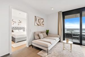 Gulta vai gultas numurā naktsmītnē Gasperich Apt with Pool Gym & View