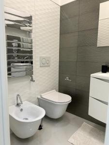 拉默齊亞泰爾默的住宿－B&B Il Sogno，浴室配有白色卫生间和盥洗盆。