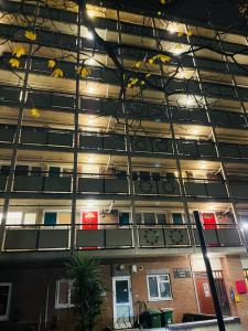 un edificio con ventanas y luces en el techo en Well-preserved cozy1BR flat in LCY with free parking en Londres