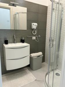 een badkamer met een wastafel en een douche bij B&B Il Sogno in Lamezia Terme