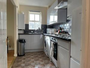 A kitchen or kitchenette at 4min walk Uni of East London 1BR