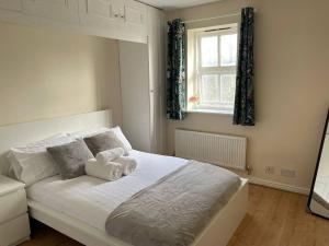 1 dormitorio con 1 cama con 2 toallas en 4min walk Uni of East London 1BR, en Londres