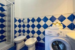 ein Badezimmer mit einer Waschmaschine und einem WC in der Unterkunft [300m mare] Wifi taxi boat 2 Sorelle e relax in Numana