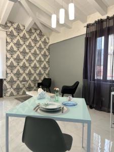B&B Il Sogno في لاميزيا تيرمي: غرفة طعام مع طاولة وكراسي زرقاء