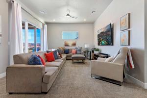 ein Wohnzimmer mit einem großen Sofa und Stühlen in der Unterkunft 31| Pool Palace in St George with Snow Canyon View in Santa Clara