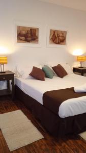 dwa łóżka w pokoju z dwoma stołami i lampami w obiekcie QHAWANA CABAÑAS & SUITES w mieście La Rioja