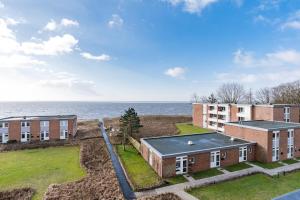 einem Luftblick auf ein Apartmenthaus und das Meer in der Unterkunft Haus Uthlande Wohnung 25 in Wyk auf Föhr