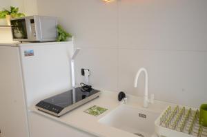 eine Mikrowelle auf einer Küchentheke in der Unterkunft ELI APARTMENT in Rom
