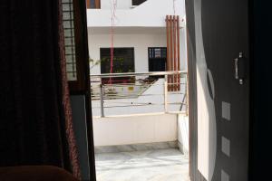 uma porta aberta com vista para uma varanda em Indra Apartment em Varanasi