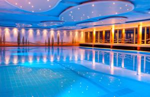 een zwembad in een hotel met blauwe verlichting bij Hotel Hochsauerland 2010 in Willingen